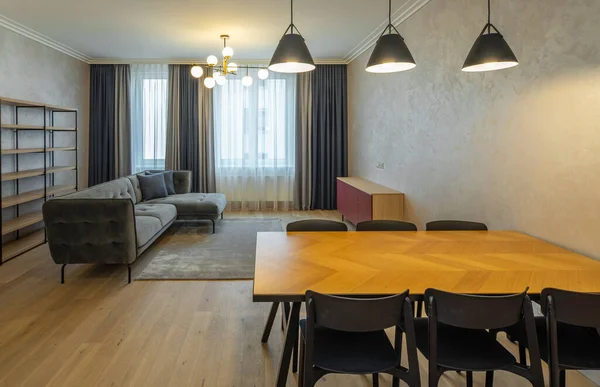 Сучасний інтер'єр світлої вітальні в квартирі-студії з меблями . — стокове фото