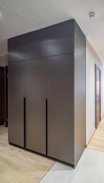 Interni moderni. Elegante armadio grigio nel corridoio. — Foto Stock