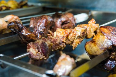 Restorandaki elektrikli ızgarada farklı etler pişiriliyor..
