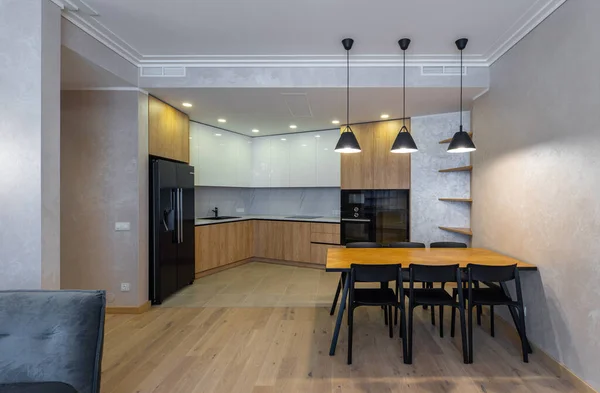 公寓里的轻型木制厨房的现代内部。白色橱柜. — 图库照片