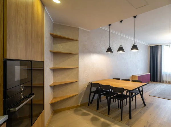 Interior moderno de cozinha espaçosa luz de madeira no apartamento. — Fotografia de Stock