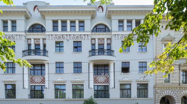 Riga, Letonya 'nın modern mimarisi. Binaların cephesi.