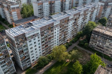 Şehirdeki yerleşim alanının üstünde. Çok katlı panel binalar.