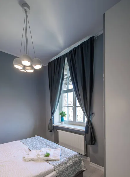 Współczesne wnętrze sypialni w luksusowym apartamencie. Queen size łóżko przed oknem. — Zdjęcie stockowe