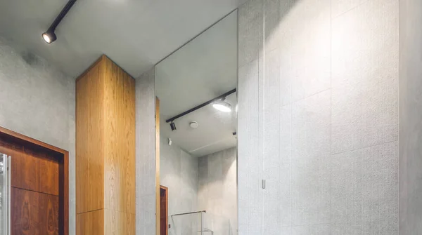 A fürdőszoba modern belseje. Szürke és fa design. Mennyezet lámpával — Stock Fotó