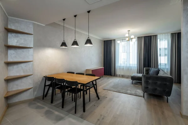 Interior moderno da sala de estar leve em estúdio apartamento com mobiliário. — Fotografia de Stock