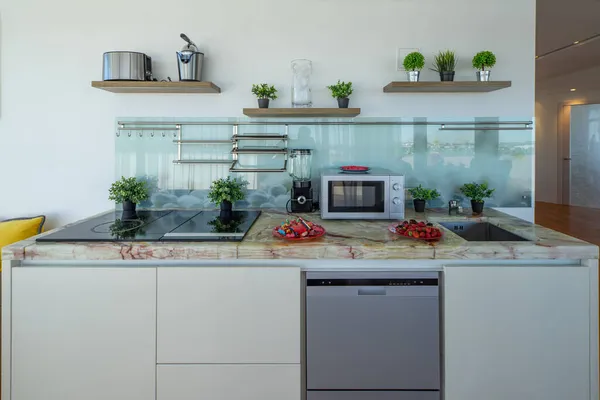 Cozinha moderna em apartamento estúdio de luxo. Mármore. Vista frontal — Fotografia de Stock