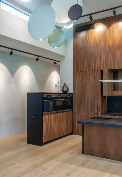 Interior moderno de cocina de madera con fregadero y mostrador negro. — Foto de Stock