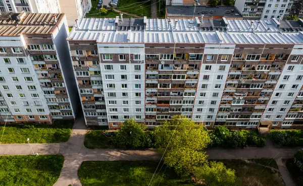 Şehirdeki yerleşim alanının üstünde. Çok katlı panel binalar.