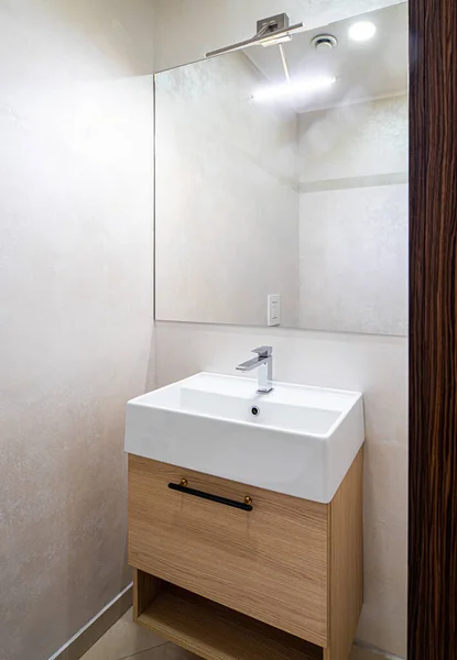 Interno moderno del bagno. Lavello bianco con cassetto in legno. — Foto Stock