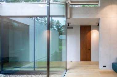 Lüks kulübenin modern iç mimarisi. Köy evi. Cam duvarlar..