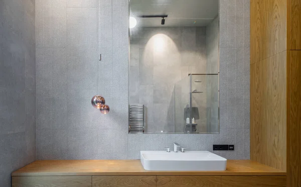 Moderno Interno Del Bagno Appartamento Lusso Design Grigio Legno Lavello — Foto Stock