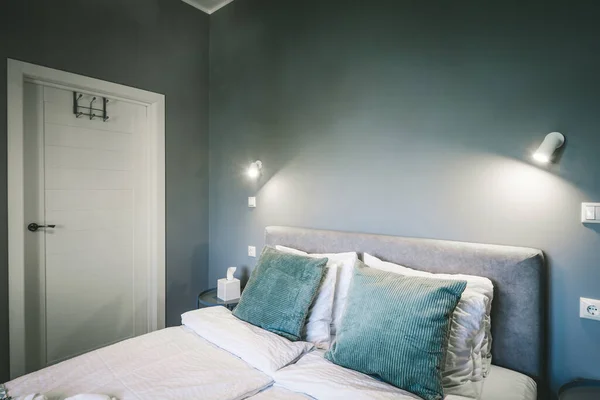 Modern Interieur Van Slaapkamer Grijze Tinten Luxe Appartement Koninginnebed Gesloten — Stockfoto