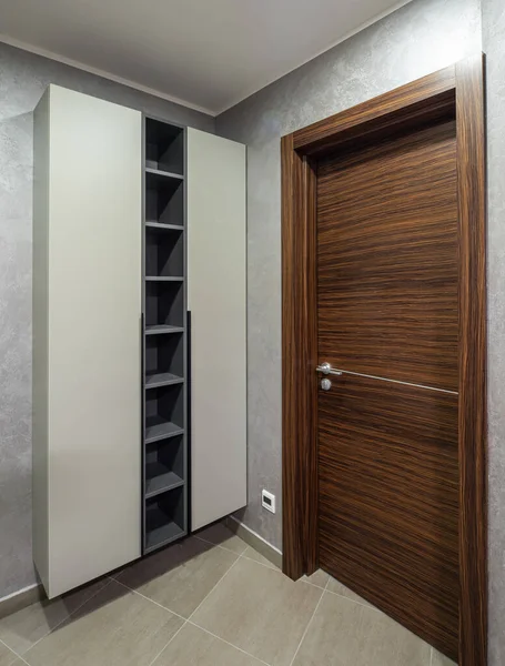 Modern Interior Kamar Mandi Apartemen Mewah Pintu Kayu Rak Kosong — Stok Foto