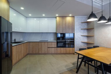 Dairenin modern aydınlık ahşap mutfağı..