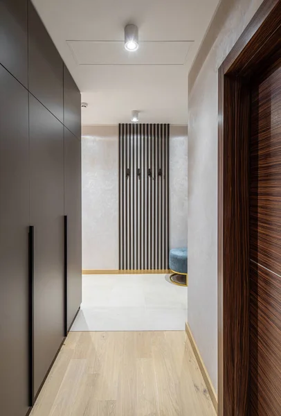 Moderno interno luminoso di appartamento di lusso. Corridoio. — Foto Stock