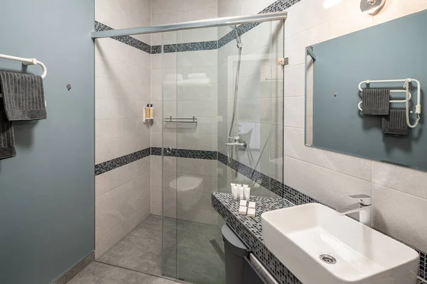 Modernes Interieur Des Badezimmers Einer Luxuswohnung Dusche Aus Glas Vorhanden — Stockfoto