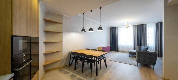 Interior Moderno Espaçoso Apartamento Estúdio Luz Design Madeira Mesa Cadeiras — Fotografia de Stock