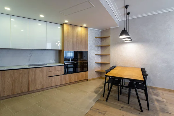 公寓里宽敞而明亮的厨房的现代内部 木制设计 桌子和椅子货架空了 — 图库照片