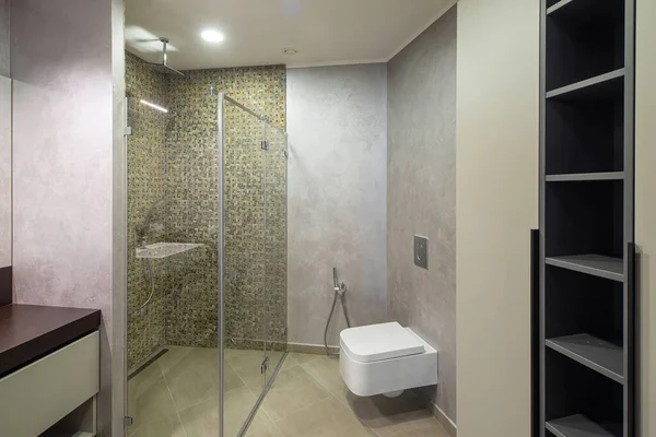 Lüks Dairede Modern Banyo Tahta Tezgah Beyaz Tuvalet Cam Duş — Stok fotoğraf