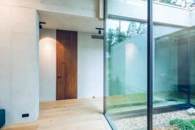 Lüks özel evin modern iç mimarisi. Şık bir kır evi. Cam duvar. Tahta kapı..