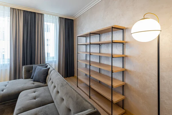 Interior Moderno Sala Estar Leve Apartamento Luxo Vista Frontal Sofá — Fotografia de Stock