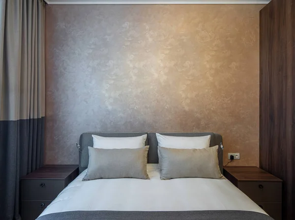 Konforlu Yatak Odasının Modern Mekanı Dairede Kahverengi Renkli Yastıkların Önü — Stok fotoğraf