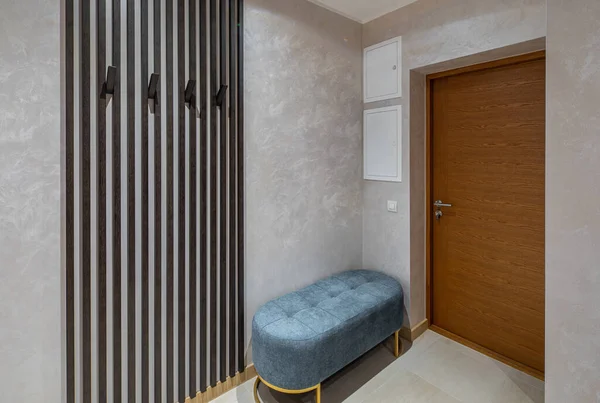 Lüks Apartmandaki Modern Salon Tahta Giriş Kapısı Mavi Kadife Kanepe — Stok fotoğraf
