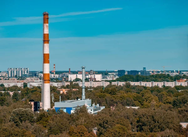 Zomer Stadsgezicht Van Het Industriegebied Van Stad Witte Rode Fabriekspijp — Stockfoto