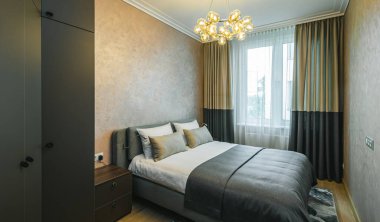 Konforlu yatak odasının modern iç mekanı dairede. Kahverengi renkli. Büyük boy yatak..