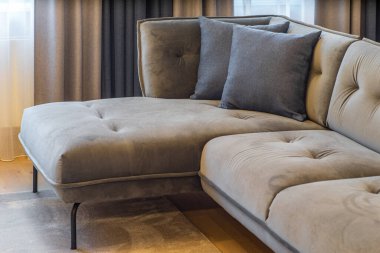 Rahat gri kanepede, yastıkların yakın çekimi. Modern oturma odası..