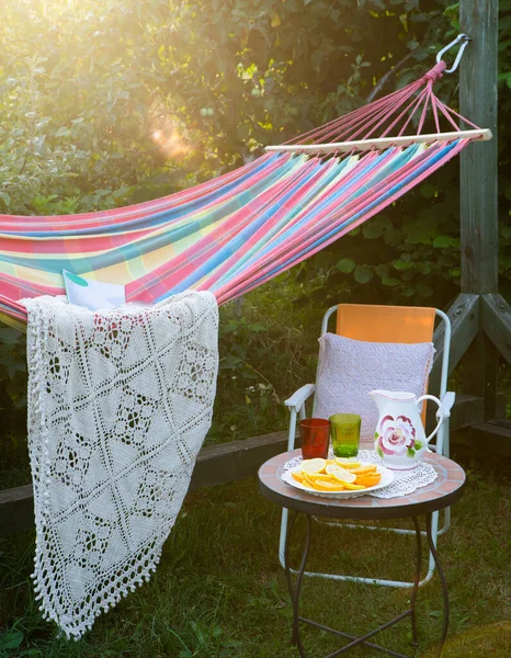 Bahçede Dinlenme Alanı Açık Havada Yaz Tatili Hamak Küçük Kahve — Stok fotoğraf