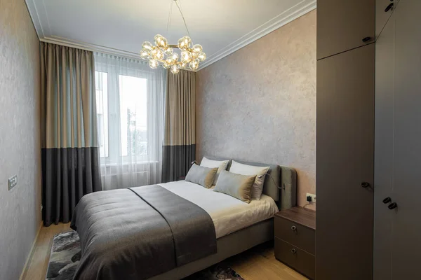Nowoczesne Wnętrze Przytulnej Sypialni Mieszkaniu Brązowe Kolory Łóżko Typu King — Zdjęcie stockowe