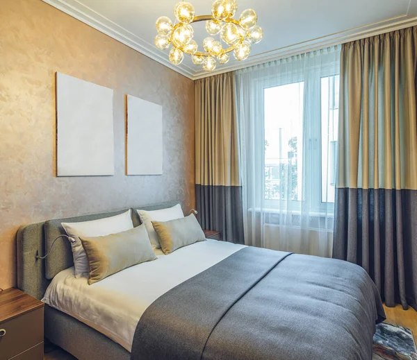 Nowoczesne Wnętrze Przytulnej Sypialni Mieszkaniu Brązowe Kolory Łóżko Typu King — Zdjęcie stockowe