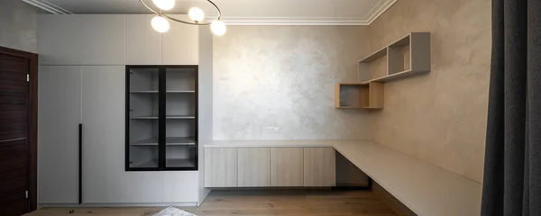 Dairedeki Modern Oturma Odası Yeni Mobilyalar Ahşap Gardırop Boş Raflar — Stok fotoğraf