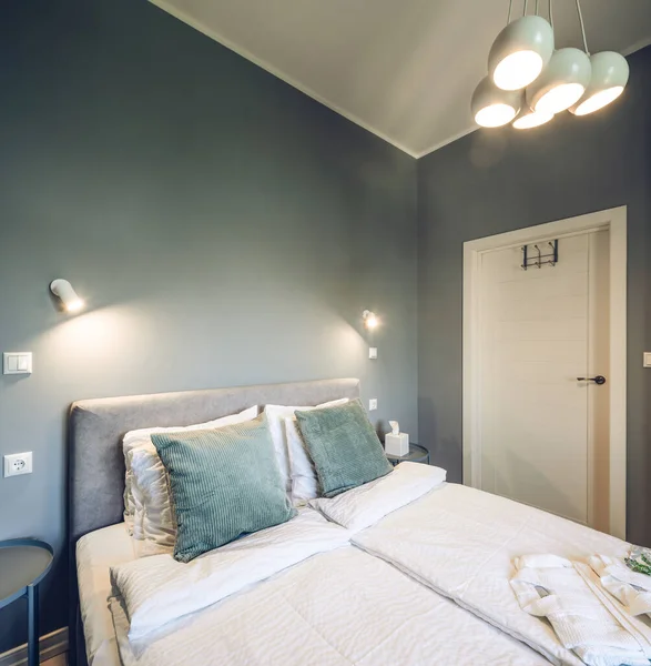 Gri Tonlarda Modern Yatak Odası Lüks Daire Büyük Boy Yatak — Stok fotoğraf