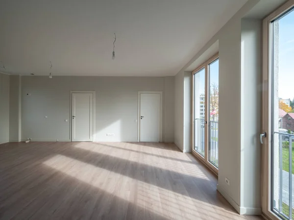 Özel Evdeki Ferah Odanın Modern Işığı Beyaz Kapı Pencereler — Stok fotoğraf