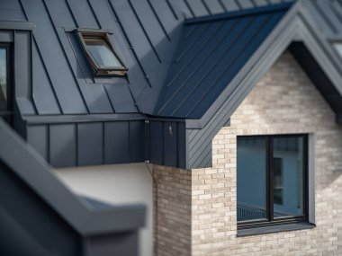 Yeni konutun modern dış cephesi. Banliyö mimarisi. Gri çatı.