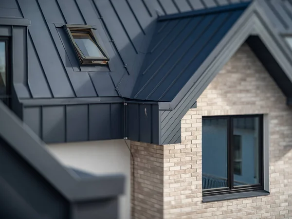 Yeni konutun modern dış cephesi. Banliyö mimarisi. Gri çatı.