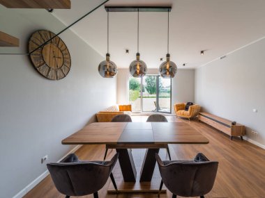 Özel evin modern iç mekanı. Mobilyalı oturma odası.