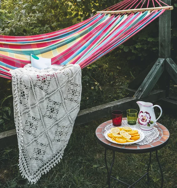 Bahçede Dinlenme Alanı Açık Havada Yaz Tatili Hamak Küçük Kahve — Stok fotoğraf