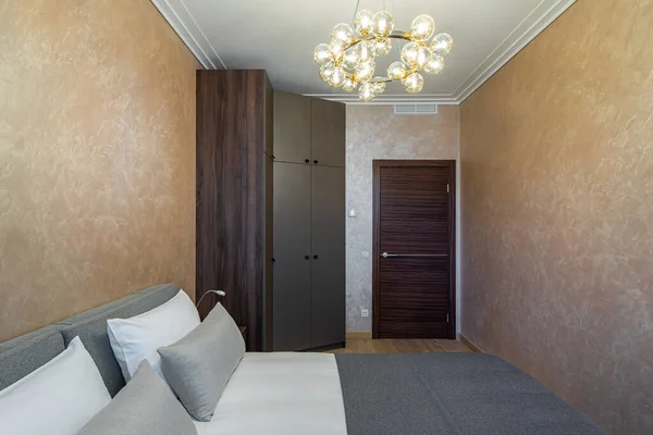 Nowoczesne wnętrze przytulnej sypialni w mieszkaniu. Brązowe kolory. — Zdjęcie stockowe