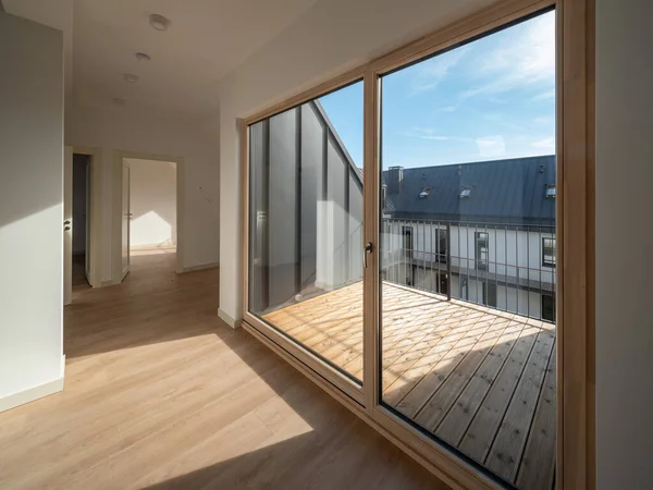 Modern ljus interiör av ny lägenhet i bostadshus. — Stockfoto