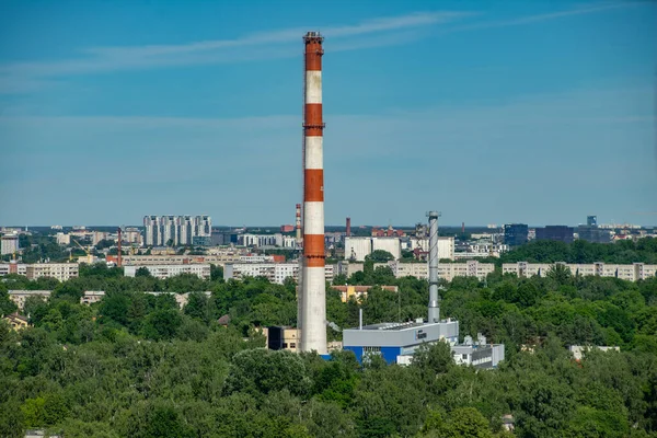 Zomer stadsgezicht. Industriegebied van de stad. Witte en rode fabriekspijp — Stockfoto