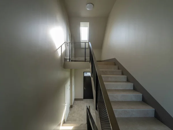 Modern fény intetior bejárat lakóépület. — Stock Fotó