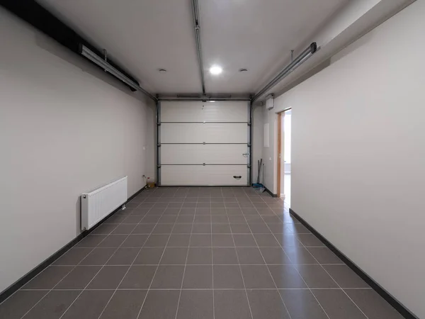 Özel evin modern garajı. Kısmi garaj kapıları