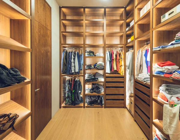 Lüks bir dairede modern bir soyunma odası. Ahşap raflar