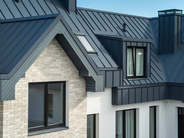 Konutun modern dış cephesi. Banliyö mimarisi.