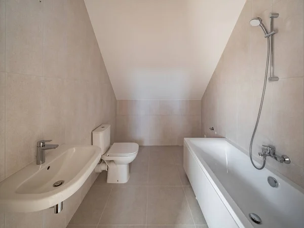 Interno moderno del bagno. Soffitto inclinato. — Foto Stock