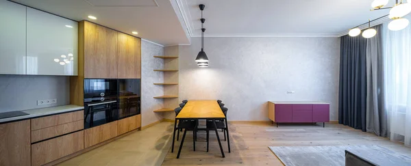 Сучасний інтер'єр дерев'яної кухні в квартирі-студії . — стокове фото
